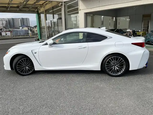 レクサス ＲＣ Ｆ 神奈川県 2015(平27)年 6.1万km ホワイトノーヴァガラスフレーク サンルーフ/黒/オレンジ革シート/KUHL RACINGマフラー/純正OP19インチAW/電動リヤスポイラー/LEDヘッドライト/純正SDナビ・地デジTV/純正CD/DVD/ブルーレイ/USB/BT/SD/MSV/バックモニター/ビルトインETC/カーボンインテリアパネル/レクサスセーフティシステム+/レーダークルーズコントロール/衝突軽減ブレーキ/LTA/BSM/コーナーセンサー/オートハイビーム/前席パワーシート/シートヒーター/エアシート/ステアリングヒーター/社外デジタルミラー/前後ドライブレコーダー/プッシュスタート/スマートキー×2/H27/28/29/R2/5年ディーラー整備記録/保証書・取説あり
