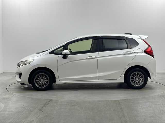 ホンダ フィット 13G Sパッケージ 栃木県 2015(平27)年 15.9万km プレミアムホワイトパールⅡ シティブレーキアシスト/純正ナビ/　フルセグ/CD/DVD/AM/FM/SD/BT/バックカメラ/オートライト/フォグランプ/電格ウィンカーミラー/クルーズコントロール/ステアリングスイッチ/パドルシフト/ドライブレコーダー/プッシュスタート/スマートスペアキー/純正リヤスポイラー/純正15インチAW付185/60夏タイヤ車載