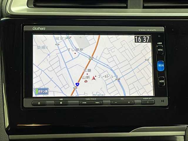 ホンダ フィット 13G Sパッケージ 栃木県 2015(平27)年 15.9万km プレミアムホワイトパールⅡ シティブレーキアシスト/純正ナビ/　フルセグ/CD/DVD/AM/FM/SD/BT/バックカメラ/オートライト/フォグランプ/電格ウィンカーミラー/クルーズコントロール/ステアリングスイッチ/パドルシフト/ドライブレコーダー/プッシュスタート/スマートスペアキー/純正リヤスポイラー/純正15インチAW付185/60夏タイヤ車載