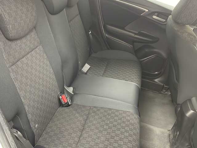 ホンダ フィット 13G Sパッケージ 栃木県 2015(平27)年 15.9万km プレミアムホワイトパールⅡ シティブレーキアシスト/純正ナビ/　フルセグ/CD/DVD/AM/FM/SD/BT/バックカメラ/オートライト/フォグランプ/電格ウィンカーミラー/クルーズコントロール/ステアリングスイッチ/パドルシフト/ドライブレコーダー/プッシュスタート/スマートスペアキー/純正リヤスポイラー/純正15インチAW付185/60夏タイヤ車載