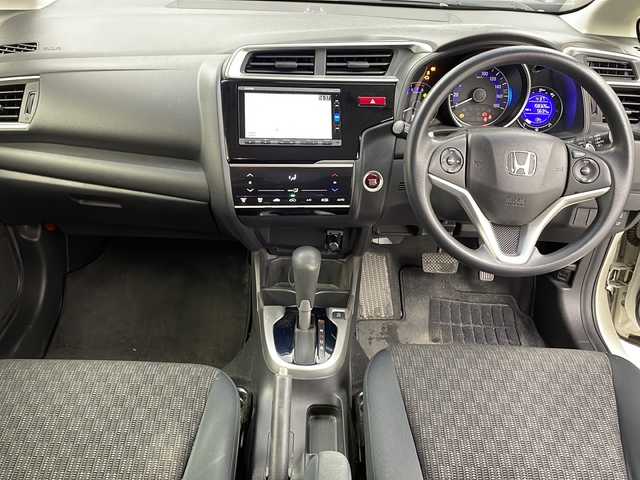 ホンダ フィット 13G Sパッケージ 栃木県 2015(平27)年 15.9万km プレミアムホワイトパールⅡ シティブレーキアシスト/純正ナビ/　フルセグ/CD/DVD/AM/FM/SD/BT/バックカメラ/オートライト/フォグランプ/電格ウィンカーミラー/クルーズコントロール/ステアリングスイッチ/パドルシフト/ドライブレコーダー/プッシュスタート/スマートスペアキー/純正リヤスポイラー/純正15インチAW付185/60夏タイヤ車載