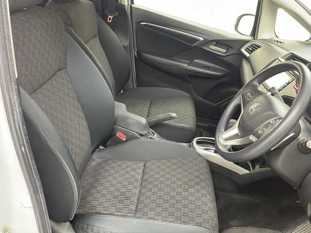 ホンダ フィット 13G Sパッケージ 栃木県 2015(平27)年 15.9万km プレミアムホワイトパールⅡ シティブレーキアシスト/純正ナビ/　フルセグ/CD/DVD/AM/FM/SD/BT/バックカメラ/オートライト/フォグランプ/電格ウィンカーミラー/クルーズコントロール/ステアリングスイッチ/パドルシフト/ドライブレコーダー/プッシュスタート/スマートスペアキー/純正リヤスポイラー/純正15インチAW付185/60夏タイヤ車載