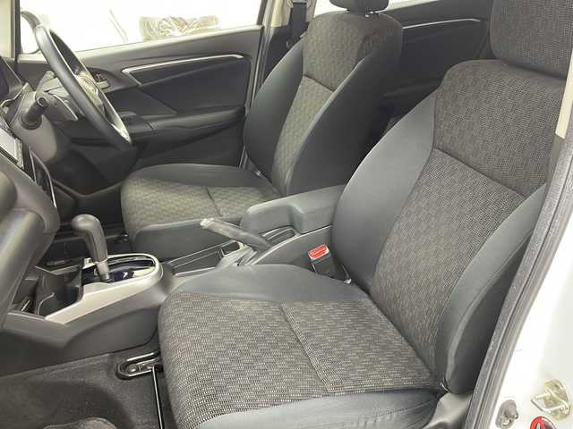 ホンダ フィット 13G Sパッケージ 栃木県 2015(平27)年 15.9万km プレミアムホワイトパールⅡ シティブレーキアシスト/純正ナビ/　フルセグ/CD/DVD/AM/FM/SD/BT/バックカメラ/オートライト/フォグランプ/電格ウィンカーミラー/クルーズコントロール/ステアリングスイッチ/パドルシフト/ドライブレコーダー/プッシュスタート/スマートスペアキー/純正リヤスポイラー/純正15インチAW付185/60夏タイヤ車載