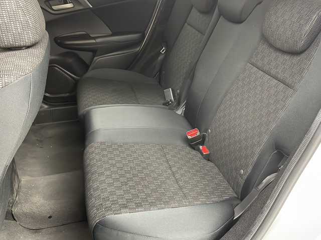 ホンダ フィット 13G Sパッケージ 栃木県 2015(平27)年 15.9万km プレミアムホワイトパールⅡ シティブレーキアシスト/純正ナビ/　フルセグ/CD/DVD/AM/FM/SD/BT/バックカメラ/オートライト/フォグランプ/電格ウィンカーミラー/クルーズコントロール/ステアリングスイッチ/パドルシフト/ドライブレコーダー/プッシュスタート/スマートスペアキー/純正リヤスポイラー/純正15インチAW付185/60夏タイヤ車載