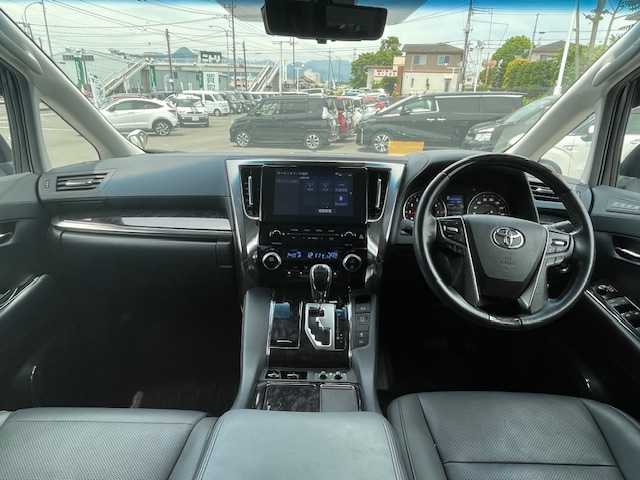 トヨタ アルファード S Cパッケージ 静岡県 2021(令3)年 2.6万km ホワイトパールクリスタルシャイン ●純正ディスプレイオーディオ(ナビ機能付き)/(フルセグ/CD/DVD/Bluetooth)/●レザーシート/●全席パワーシート(運転席シートメモリー付き)/●前席エアシート/●バックカメラ/●レーダークルーズコントロール/●ブラインドスポットモニター/●衝突被害軽減システム/●レーンキープアシスト/●前後コーナーセンサー/●電動パーキングブレーキ/●オートブレーキホールド/●三眼LEDライト＆フォグランプ/●オートライト/●オートマチックハイビーム/●コンビステアリング/●ステアリングヒーター/●ステアリングスイッチ/●ETC/●前方ドライブレコーダー/●デジタルインナーミラー/●電動リアゲート/●100V充電/●純正１８インチアルミホイール/●W＋サイド＋カーテンSRS＋ABS