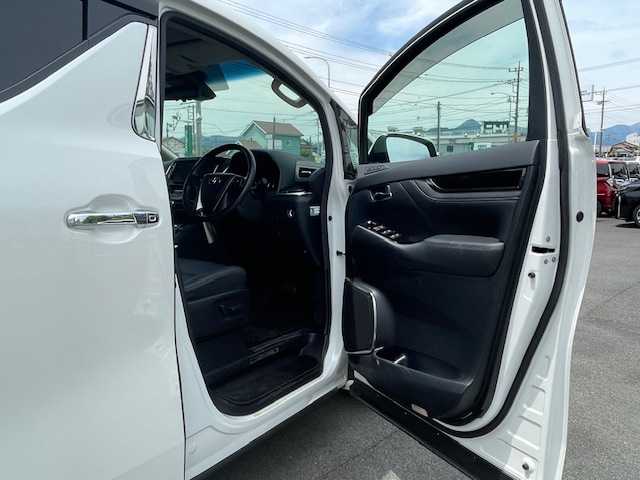 トヨタ アルファード S Cパッケージ 静岡県 2021(令3)年 2.6万km ホワイトパールクリスタルシャイン ●純正ディスプレイオーディオ(ナビ機能付き)/(フルセグ/CD/DVD/Bluetooth)/●レザーシート/●全席パワーシート(運転席シートメモリー付き)/●前席エアシート/●バックカメラ/●レーダークルーズコントロール/●ブラインドスポットモニター/●衝突被害軽減システム/●レーンキープアシスト/●前後コーナーセンサー/●電動パーキングブレーキ/●オートブレーキホールド/●三眼LEDライト＆フォグランプ/●オートライト/●オートマチックハイビーム/●コンビステアリング/●ステアリングヒーター/●ステアリングスイッチ/●ETC/●前方ドライブレコーダー/●デジタルインナーミラー/●電動リアゲート/●100V充電/●純正１８インチアルミホイール/●W＋サイド＋カーテンSRS＋ABS