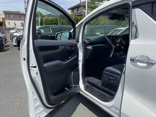 トヨタ アルファード S Cパッケージ 静岡県 2021(令3)年 2.6万km ホワイトパールクリスタルシャイン ●純正ディスプレイオーディオ(ナビ機能付き)/(フルセグ/CD/DVD/Bluetooth)/●レザーシート/●全席パワーシート(運転席シートメモリー付き)/●前席エアシート/●バックカメラ/●レーダークルーズコントロール/●ブラインドスポットモニター/●衝突被害軽減システム/●レーンキープアシスト/●前後コーナーセンサー/●電動パーキングブレーキ/●オートブレーキホールド/●三眼LEDライト＆フォグランプ/●オートライト/●オートマチックハイビーム/●コンビステアリング/●ステアリングヒーター/●ステアリングスイッチ/●ETC/●前方ドライブレコーダー/●デジタルインナーミラー/●電動リアゲート/●100V充電/●純正１８インチアルミホイール/●W＋サイド＋カーテンSRS＋ABS