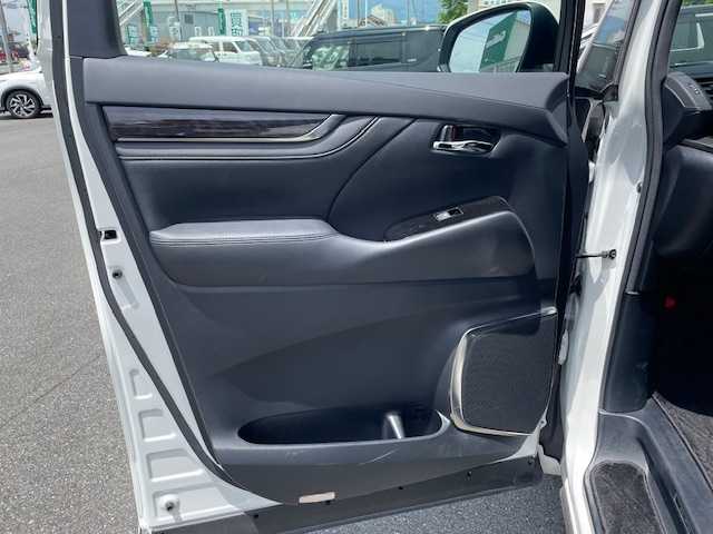 トヨタ アルファード S Cパッケージ 静岡県 2021(令3)年 2.6万km ホワイトパールクリスタルシャイン ●純正ディスプレイオーディオ(ナビ機能付き)/(フルセグ/CD/DVD/Bluetooth)/●レザーシート/●全席パワーシート(運転席シートメモリー付き)/●前席エアシート/●バックカメラ/●レーダークルーズコントロール/●ブラインドスポットモニター/●衝突被害軽減システム/●レーンキープアシスト/●前後コーナーセンサー/●電動パーキングブレーキ/●オートブレーキホールド/●三眼LEDライト＆フォグランプ/●オートライト/●オートマチックハイビーム/●コンビステアリング/●ステアリングヒーター/●ステアリングスイッチ/●ETC/●前方ドライブレコーダー/●デジタルインナーミラー/●電動リアゲート/●100V充電/●純正１８インチアルミホイール/●W＋サイド＋カーテンSRS＋ABS