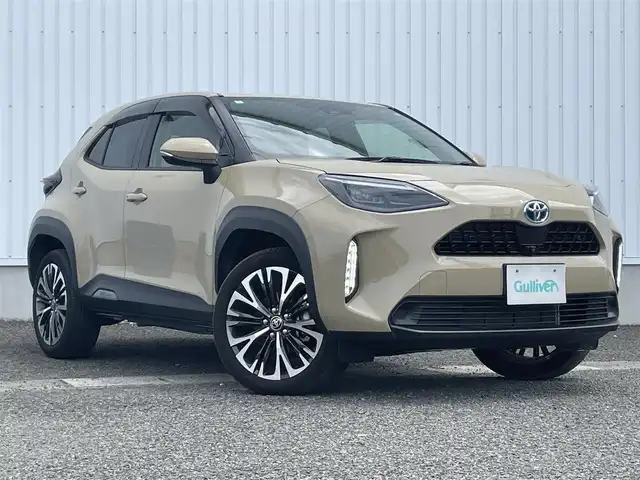 トヨタ ヤリスクロス ハイブリッド Z 熊本県 2024(令6)年 1万km ベージュ ディスプレイオーディオ/・ナビキット/・AM/FM/USB/BT/フルセグTV/・全周囲カメラ/トヨタセーフティセンス/・プリクラッシュセーフティ/・レーントレーシングアシスト/・クリアランスソナー/・パーキングサポートブレーキ/・ロードサインアシスト/・オートマチックハイビーム/レーダークルーズコントロール/ステアリングリモコン/ステアリングヒーター/ハーフレザーシート/・Ｄ／Ｎシートヒーター/・Ｄ席パワーシート/ビルトインＥＴＣ２．０/電動パーキング/オートホールド/LEDヘッドライト/オートライト/スマートキー/プッシュスタート/純正フロアマット/純正ドアバイザー/純正アルミホイール