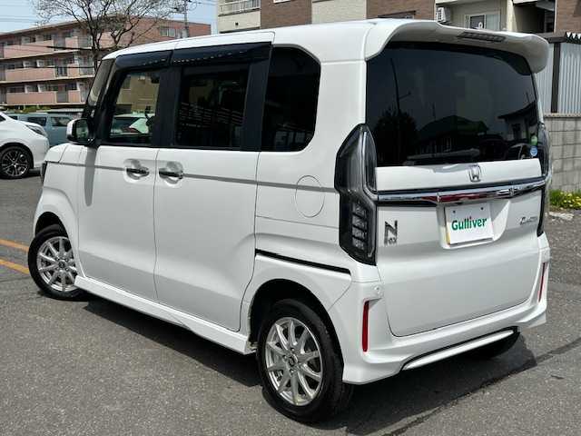 ホンダ Ｎ ＢＯＸ カスタム G L ホンダセンシング 道東・釧路十勝 2019(平31)年 2.1万km プラチナホワイトパール 4WD/純正メモリーナビ/  (DVD/CD/フルセグTV/Bluetooth)/バックカメラ/ホンダセンシング/  衝突軽減ブレーキ(CMBS)/  誤発進抑制機能/  歩行者事故低減ステアリング/  路外逸脱抑制機能/  アダプティブクルーズコントロール(ACC)/  車線維持支援システム(LKAS)/  先行車発進お知らせ機能/  標識認識機能/  後方誤発進抑制機能/  オートハイビーム/LEDヘッドライト/フォグライト/片側パワースライドドア/前席シートヒーター/ウィンカーミラー/電動格納ミラー/ミラーヒーター/ビルトインETC/USBソケット/横滑り防止装置/純正フロアマット/ロールサンシェード(スライド両側)/シーケンシャルウィンカー/8スピーカー/ドライブレコーダー/運転席シートリフター/純正キーレス一体型エンジンスターター/スマートキー/エンジンプッシュスタート/保証書/社外14インチアルミホイール