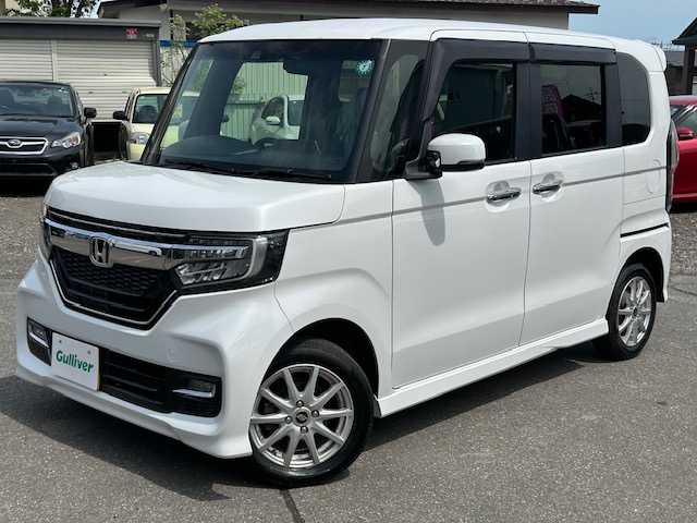 ホンダ Ｎ ＢＯＸ カスタム G L ホンダセンシング 道東・釧路十勝 2019(平31)年 2.1万km プラチナホワイトパール 4WD/純正メモリーナビ/  (DVD/CD/フルセグTV/Bluetooth)/バックカメラ/ホンダセンシング/  衝突軽減ブレーキ(CMBS)/  誤発進抑制機能/  歩行者事故低減ステアリング/  路外逸脱抑制機能/  アダプティブクルーズコントロール(ACC)/  車線維持支援システム(LKAS)/  先行車発進お知らせ機能/  標識認識機能/  後方誤発進抑制機能/  オートハイビーム/LEDヘッドライト/フォグライト/片側パワースライドドア/前席シートヒーター/ウィンカーミラー/電動格納ミラー/ミラーヒーター/ビルトインETC/USBソケット/横滑り防止装置/純正フロアマット/ロールサンシェード(スライド両側)/シーケンシャルウィンカー/8スピーカー/ドライブレコーダー/運転席シートリフター/純正キーレス一体型エンジンスターター/スマートキー/エンジンプッシュスタート/保証書/社外14インチアルミホイール