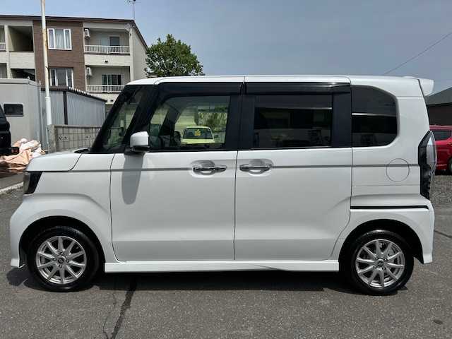 ホンダ Ｎ ＢＯＸ カスタム G L ホンダセンシング 道東・釧路十勝 2019(平31)年 2.1万km プラチナホワイトパール 4WD/純正メモリーナビ/  (DVD/CD/フルセグTV/Bluetooth)/バックカメラ/ホンダセンシング/  衝突軽減ブレーキ(CMBS)/  誤発進抑制機能/  歩行者事故低減ステアリング/  路外逸脱抑制機能/  アダプティブクルーズコントロール(ACC)/  車線維持支援システム(LKAS)/  先行車発進お知らせ機能/  標識認識機能/  後方誤発進抑制機能/  オートハイビーム/LEDヘッドライト/フォグライト/片側パワースライドドア/前席シートヒーター/ウィンカーミラー/電動格納ミラー/ミラーヒーター/ビルトインETC/USBソケット/横滑り防止装置/純正フロアマット/ロールサンシェード(スライド両側)/シーケンシャルウィンカー/8スピーカー/ドライブレコーダー/運転席シートリフター/純正キーレス一体型エンジンスターター/スマートキー/エンジンプッシュスタート/保証書/社外14インチアルミホイール