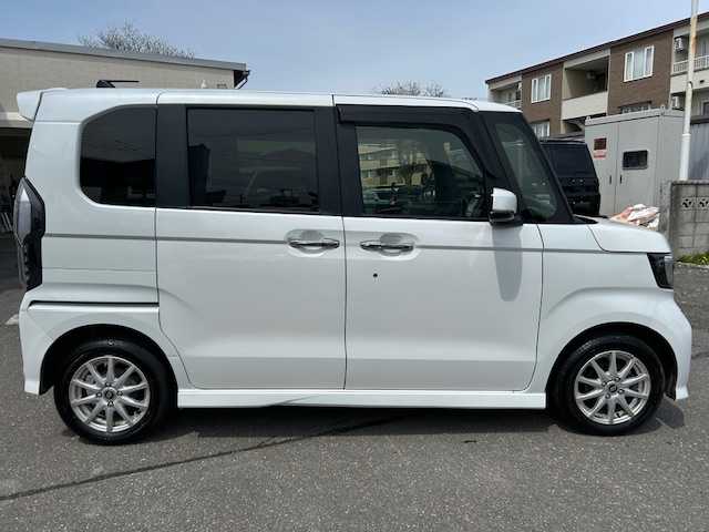ホンダ Ｎ ＢＯＸ カスタム G L ホンダセンシング 道東・釧路十勝 2019(平31)年 2.1万km プラチナホワイトパール 4WD/純正メモリーナビ/  (DVD/CD/フルセグTV/Bluetooth)/バックカメラ/ホンダセンシング/  衝突軽減ブレーキ(CMBS)/  誤発進抑制機能/  歩行者事故低減ステアリング/  路外逸脱抑制機能/  アダプティブクルーズコントロール(ACC)/  車線維持支援システム(LKAS)/  先行車発進お知らせ機能/  標識認識機能/  後方誤発進抑制機能/  オートハイビーム/LEDヘッドライト/フォグライト/片側パワースライドドア/前席シートヒーター/ウィンカーミラー/電動格納ミラー/ミラーヒーター/ビルトインETC/USBソケット/横滑り防止装置/純正フロアマット/ロールサンシェード(スライド両側)/シーケンシャルウィンカー/8スピーカー/ドライブレコーダー/運転席シートリフター/純正キーレス一体型エンジンスターター/スマートキー/エンジンプッシュスタート/保証書/社外14インチアルミホイール