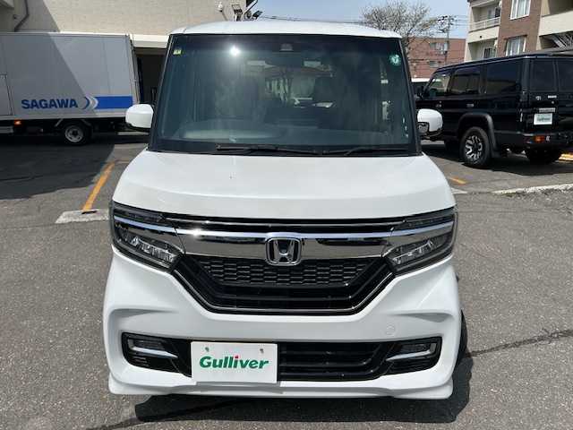 ホンダ Ｎ ＢＯＸ カスタム G L ホンダセンシング 道東・釧路十勝 2019(平31)年 2.1万km プラチナホワイトパール 4WD/純正メモリーナビ/  (DVD/CD/フルセグTV/Bluetooth)/バックカメラ/ホンダセンシング/  衝突軽減ブレーキ(CMBS)/  誤発進抑制機能/  歩行者事故低減ステアリング/  路外逸脱抑制機能/  アダプティブクルーズコントロール(ACC)/  車線維持支援システム(LKAS)/  先行車発進お知らせ機能/  標識認識機能/  後方誤発進抑制機能/  オートハイビーム/LEDヘッドライト/フォグライト/片側パワースライドドア/前席シートヒーター/ウィンカーミラー/電動格納ミラー/ミラーヒーター/ビルトインETC/USBソケット/横滑り防止装置/純正フロアマット/ロールサンシェード(スライド両側)/シーケンシャルウィンカー/8スピーカー/ドライブレコーダー/運転席シートリフター/純正キーレス一体型エンジンスターター/スマートキー/エンジンプッシュスタート/保証書/社外14インチアルミホイール