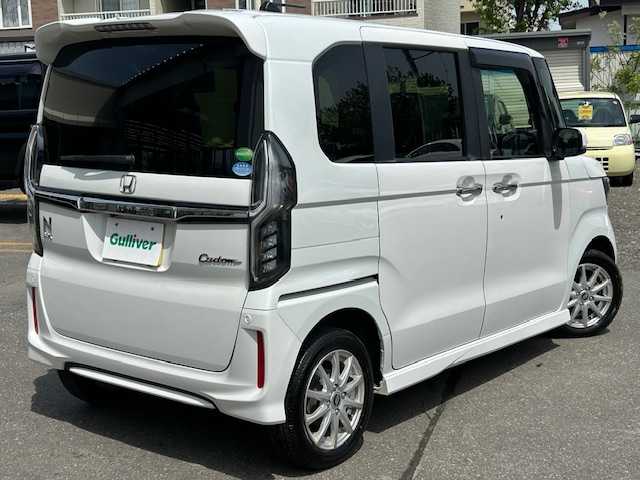 ホンダ Ｎ ＢＯＸ カスタム G L ホンダセンシング 道東・釧路十勝 2019(平31)年 2.1万km プラチナホワイトパール 4WD/純正メモリーナビ/  (DVD/CD/フルセグTV/Bluetooth)/バックカメラ/ホンダセンシング/  衝突軽減ブレーキ(CMBS)/  誤発進抑制機能/  歩行者事故低減ステアリング/  路外逸脱抑制機能/  アダプティブクルーズコントロール(ACC)/  車線維持支援システム(LKAS)/  先行車発進お知らせ機能/  標識認識機能/  後方誤発進抑制機能/  オートハイビーム/LEDヘッドライト/フォグライト/片側パワースライドドア/前席シートヒーター/ウィンカーミラー/電動格納ミラー/ミラーヒーター/ビルトインETC/USBソケット/横滑り防止装置/純正フロアマット/ロールサンシェード(スライド両側)/シーケンシャルウィンカー/8スピーカー/ドライブレコーダー/運転席シートリフター/純正キーレス一体型エンジンスターター/スマートキー/エンジンプッシュスタート/保証書/社外14インチアルミホイール