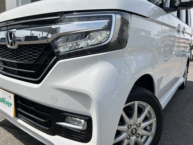 ホンダ Ｎ ＢＯＸ カスタム G L ホンダセンシング 道東・釧路十勝 2019(平31)年 2.1万km プラチナホワイトパール 4WD/純正メモリーナビ/  (DVD/CD/フルセグTV/Bluetooth)/バックカメラ/ホンダセンシング/  衝突軽減ブレーキ(CMBS)/  誤発進抑制機能/  歩行者事故低減ステアリング/  路外逸脱抑制機能/  アダプティブクルーズコントロール(ACC)/  車線維持支援システム(LKAS)/  先行車発進お知らせ機能/  標識認識機能/  後方誤発進抑制機能/  オートハイビーム/LEDヘッドライト/フォグライト/片側パワースライドドア/前席シートヒーター/ウィンカーミラー/電動格納ミラー/ミラーヒーター/ビルトインETC/USBソケット/横滑り防止装置/純正フロアマット/ロールサンシェード(スライド両側)/シーケンシャルウィンカー/8スピーカー/ドライブレコーダー/運転席シートリフター/純正キーレス一体型エンジンスターター/スマートキー/エンジンプッシュスタート/保証書/社外14インチアルミホイール