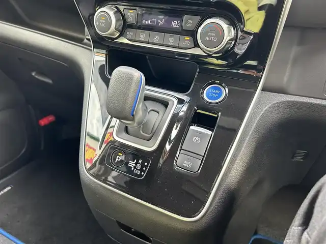 日産 セレナ e－パワー ハイウェイスター V 和歌山県 2020(令2)年 6万km マルーンレッド 純正10インチナビ/（BT/CD/DVD）/フルセグTV/全方位カメラ/横滑り防止/レーンキープアシスト/衝突被害軽減ブレーキ/プロパイロット/オートライト/フリップダウンモニター/前後ドラレコ/ビルトインETC/両側パワスラ/ハンズフリーオートスライド/前席シートヒーター/ステアリングヒーター/ステアリングリモコン/純正フロアマット/純正16インチアルミ