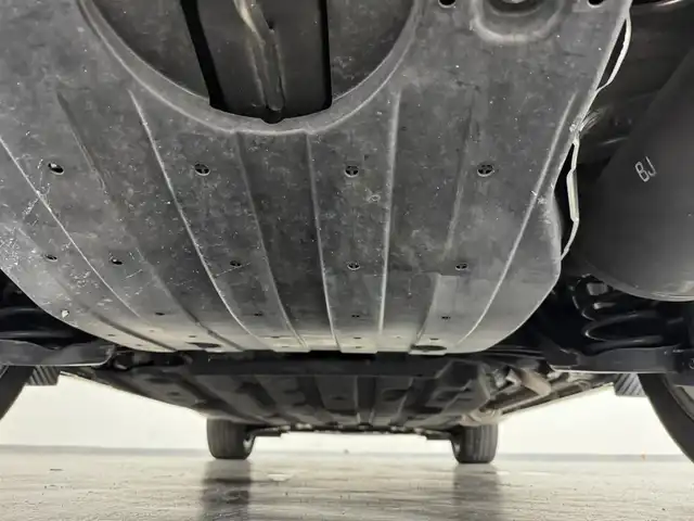 ホンダ ヴェゼル ハイブリッド Z ホンダセンシング 三重県 2016(平28)年 5.8万km ホワイトオーキッドパール ハイブリッド/FF/i-DCD（MTモード付フロア7DCT）/純正 8インチナビ VXM-175VFEi/（CD/DVD/FM/AM/TV/Music Rack/iPod/SD/USB/Bluetooth/Apple CarPlay/VTR）/ALPINE 9インチ後席モニター TMX-RM905/バックカメラ/ドライブレコーダー 前方/ビルトイン ETC/Honda SENSING/・衝突軽減ブレーキ［CMBS］/・車線維持支援システム［LKAS］/・アダプティブクルーズコントロール［ACC］/・路外逸脱抑制機能/・標識認識機能/・先行車発進お知らせ機能/・リアクティブフォースペダル［RFP］/装備/・ハーフレザーシート/・シートヒーター（D/N）/・左右独立オートエアコン/・雨滴検知オートワイパー/・パドルシフト/・電子パーキングブレーキ＋オートブレーキホールド/・ルームミラー型レーダー探知機/・熱線入りフロントワイパー/・ステアリングスイッチ/・後席チップアップ機能/・純正17inAW/・保/取/・スマートキー/など