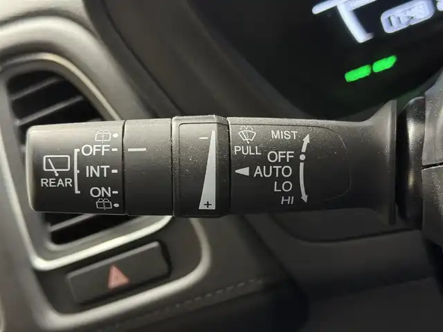 ホンダ ヴェゼル ハイブリッド Z ホンダセンシング 三重県 2016(平28)年 5.8万km ホワイトオーキッドパール ハイブリッド/FF/i-DCD（MTモード付フロア7DCT）/純正 8インチナビ VXM-175VFEi/（CD/DVD/FM/AM/TV/Music Rack/iPod/SD/USB/Bluetooth/Apple CarPlay/VTR）/ALPINE 9インチ後席モニター TMX-RM905/バックカメラ/ドライブレコーダー 前方/ビルトイン ETC/Honda SENSING/・衝突軽減ブレーキ［CMBS］/・車線維持支援システム［LKAS］/・アダプティブクルーズコントロール［ACC］/・路外逸脱抑制機能/・標識認識機能/・先行車発進お知らせ機能/・リアクティブフォースペダル［RFP］/装備/・ハーフレザーシート/・シートヒーター（D/N）/・左右独立オートエアコン/・雨滴検知オートワイパー/・パドルシフト/・電子パーキングブレーキ＋オートブレーキホールド/・ルームミラー型レーダー探知機/・熱線入りフロントワイパー/・ステアリングスイッチ/・後席チップアップ機能/・純正17inAW/・保/取/・スマートキー/など