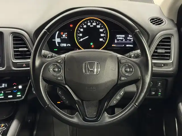 ホンダ ヴェゼル ハイブリッド Z ホンダセンシング 三重県 2016(平28)年 5.8万km ホワイトオーキッドパール ハイブリッド/FF/i-DCD（MTモード付フロア7DCT）/純正 8インチナビ VXM-175VFEi/（CD/DVD/FM/AM/TV/Music Rack/iPod/SD/USB/Bluetooth/Apple CarPlay/VTR）/ALPINE 9インチ後席モニター TMX-RM905/バックカメラ/ドライブレコーダー 前方/ビルトイン ETC/Honda SENSING/・衝突軽減ブレーキ［CMBS］/・車線維持支援システム［LKAS］/・アダプティブクルーズコントロール［ACC］/・路外逸脱抑制機能/・標識認識機能/・先行車発進お知らせ機能/・リアクティブフォースペダル［RFP］/装備/・ハーフレザーシート/・シートヒーター（D/N）/・左右独立オートエアコン/・雨滴検知オートワイパー/・パドルシフト/・電子パーキングブレーキ＋オートブレーキホールド/・ルームミラー型レーダー探知機/・熱線入りフロントワイパー/・ステアリングスイッチ/・後席チップアップ機能/・純正17inAW/・保/取/・スマートキー/など