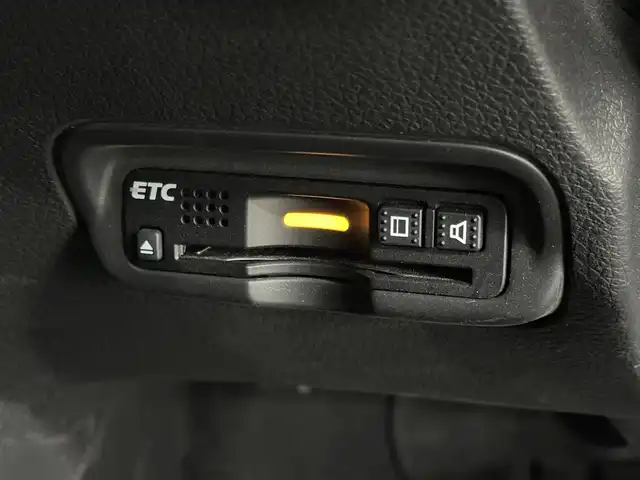 ホンダ ヴェゼル ハイブリッド Z ホンダセンシング 三重県 2016(平28)年 5.8万km ホワイトオーキッドパール ハイブリッド/FF/i-DCD（MTモード付フロア7DCT）/純正 8インチナビ VXM-175VFEi/（CD/DVD/FM/AM/TV/Music Rack/iPod/SD/USB/Bluetooth/Apple CarPlay/VTR）/ALPINE 9インチ後席モニター TMX-RM905/バックカメラ/ドライブレコーダー 前方/ビルトイン ETC/Honda SENSING/・衝突軽減ブレーキ［CMBS］/・車線維持支援システム［LKAS］/・アダプティブクルーズコントロール［ACC］/・路外逸脱抑制機能/・標識認識機能/・先行車発進お知らせ機能/・リアクティブフォースペダル［RFP］/装備/・ハーフレザーシート/・シートヒーター（D/N）/・左右独立オートエアコン/・雨滴検知オートワイパー/・パドルシフト/・電子パーキングブレーキ＋オートブレーキホールド/・ルームミラー型レーダー探知機/・熱線入りフロントワイパー/・ステアリングスイッチ/・後席チップアップ機能/・純正17inAW/・保/取/・スマートキー/など