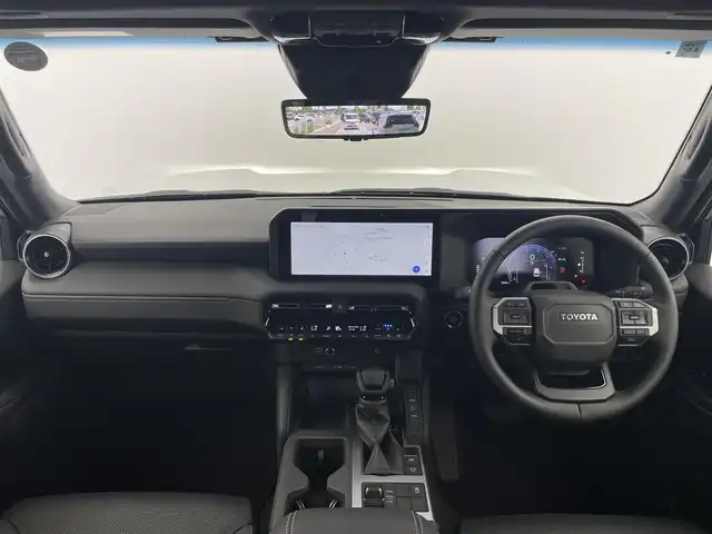 トヨタ ランドクルーザー ２５０ VX 富山県 2024(令6)年 0.4万km プラチナホワイトパールマイカ サンルーフ/純正12.3型ディスプレイオーディオ（AM/FM/BT/USB/HDM/フルセグ）/全方位カメラ/ETC/デジタルインナーミラー/ブラインドスポットモニター/レザーシート/D席パワーシート/シートヒーター/エアシート/衝突被害軽減システム/レーダークルーズコントロール/レーンキープアシスト/コーナーセンサー/横滑り防止装置/純正アルミホイール/純正フロアマット/オートLEDライト/オートマチックハイビーム/フォグライト/オートホールド付電子パーキング/パワーバックドア/革巻きステアリング/ステアリングスイッチ/スマートキー/スペアキー