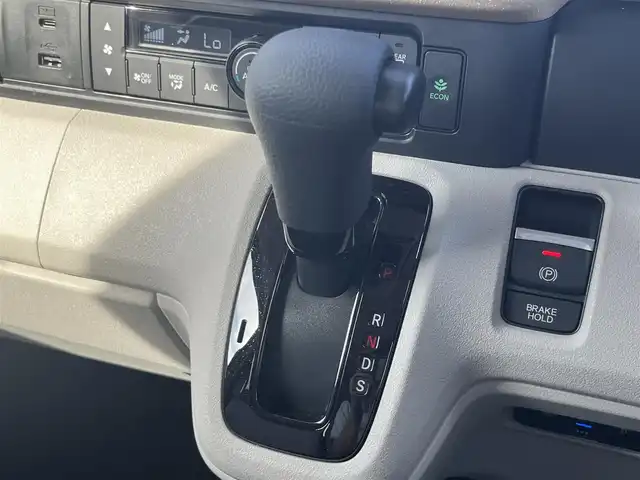 ホンダ Ｎ ＢＯＸ ファッションスタイル 滋賀県 2024(令6)年 0.3万km 黄 純正９インチナビ(CD/DVD/USB/フルセグ/Bluetooth)/両側電動/シートヒーター/ＥＴＣ/バックカメラ/ＬＥＤ/ドライブレコーダー/追従クルーズコントロール/ホンダセンシング/オートライト/コーナーセンサー/電子パーキング/プッシュスタート/スマートキー×2
