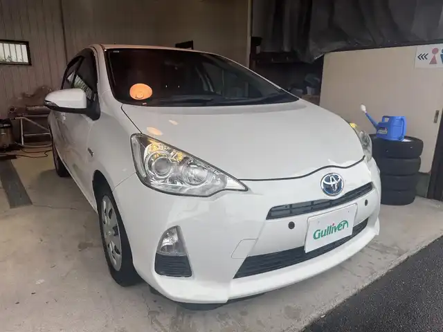 トヨタ アクア G 愛知県 2013(平25)年 4.3万km ライムホワイトパールクリスタルシャイン 女性ワンオーナー車/禁煙車/純正ナビ/フルセグTV/バックカメラ/ドアミラーウインカー/革ステアリング/プッシュスタート
