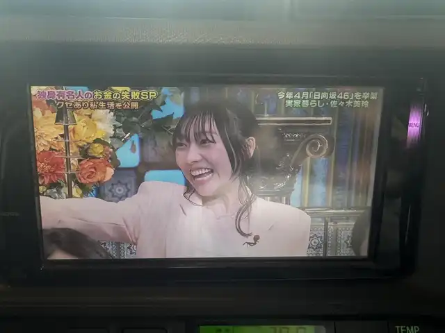 トヨタ アクア G 愛知県 2013(平25)年 4.3万km ライムホワイトパールクリスタルシャイン 女性ワンオーナー車/禁煙車/純正ナビ/フルセグTV/バックカメラ/ドアミラーウインカー/革ステアリング/プッシュスタート