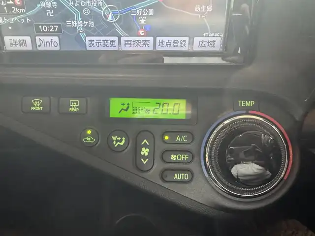 トヨタ アクア G 愛知県 2013(平25)年 4.3万km ライムホワイトパールクリスタルシャイン 女性ワンオーナー車/禁煙車/純正ナビ/フルセグTV/バックカメラ/ドアミラーウインカー/革ステアリング/プッシュスタート