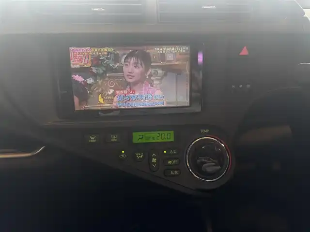 トヨタ アクア G 愛知県 2013(平25)年 4.3万km ライムホワイトパールクリスタルシャイン 女性ワンオーナー車/禁煙車/純正ナビ/フルセグTV/バックカメラ/ドアミラーウインカー/革ステアリング/プッシュスタート