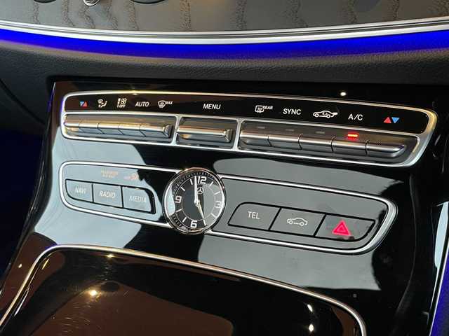 メルセデス・ベンツ Ｍ・ベンツ Ｅ２２０ｄ アバンギャルド AMGライン 愛知県 2019(平31)年 4.2万km ダイヤモンドホワイト レザーエクスクルーシブ/パノラマサンルーフ/ブルメスターサウンド/黒革シート/シートヒーター/ヘッドアップディスプレイ/ACC レーンキープ/ブラインドスポット/純正ナビ/フルセグTV/360度カメラ/LEDヘッドライト