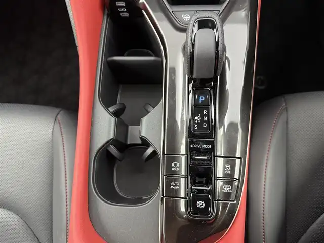 トヨタ クラウン スポーツ RS 愛知県 2024(令6)年 1.5万km パールⅡ 4WD/トヨタチームメイト/　　・アドバンストパーク/　　・パーキングサポートブレーキ/トヨタセーフティセンス/　　・プリクラッシュセーフティ/　　・レーントレーシングアシスト/　　・レーンディバーチャーアラート/　　・レーダークルーズコントロール/　　・アダプティブハイビーム/　　・プロアクティブドライビングアシスト/ブラインドスポットモニター/モデリスタエアロ/　　・フロントスポイラー/　　・サイドスカート/　　・リヤスパッツ/パノラマルーフ/デジタルインナーミラー/ヘッドアップディスプレイ/純正12.3インチナビ/　　BT/フルセグ/パノラミックビューモニター/ドライブレコーダー/ビルトインETC2.0/置くだけ充電/AC100V/革巻きステアリング/ステアリングリモコン/パドルシフト/本革シート/パワーシート/シートポジションメモリ機能/シートヒーター/ベンチレーション/純正LEDヘッドライト/フォグランプ/純正21インチアルミホイール