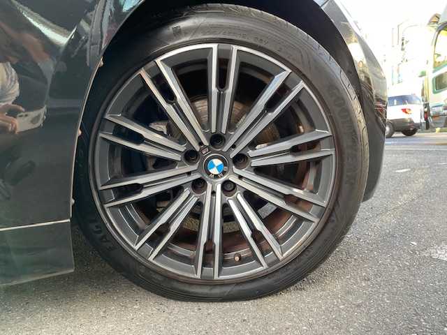 ＢＭＷ ３１８ｉ Mスポーツ 埼玉県 2020(令2)年 2万km サファイアブラックP ワンオーナー/ハーフレザーシート/メーカーナビ/　DTV/SD/SDREC/BT/USB/Apple CarPlay/インテリジェントセイフティ/　● レーンチェンジウォーニング/　● レーンディパーチャーウォーニング/　● ブレーキ機能付き交差点警告/　● Cityブレーキ付き交差点、歩行者警告/　● 衝突回避アシスト/　● 側方衝突警告/　● 優先通行警告/　● 逆走警告/パノラマビューモニター/クリアランスソナー/アダクティブクルーズコントロール/前席パワーシート/純正前後ドライブレコーダー/ETC/スマートキー/スペアキー×1/純正フロアマット/革ステアリング/プッシュスタート