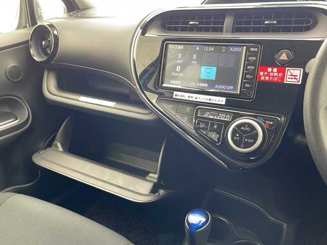 トヨタ アクア S 沖縄県 2019(平31)年 3.1万km クリアエメラルドパールクリスタルシャイン 純正ナビ(ＮＳＣＮ－Ｗ６８)/(フルセグＴＶ　Ｂｌｕｅｔｏｏｔｈ　ＣＤ　ＤＶＤ　ＡＭ　ＦＭ)　/バックカメラ　/前方ドライブレコーダー　/ＥＴＣ　/キーレスエントリー　/トヨタセーフティセンス/純正フロアマット　/社外アルミホイール　/電動格納ミラー　/横滑り防止装置/前後コーナーセンサー