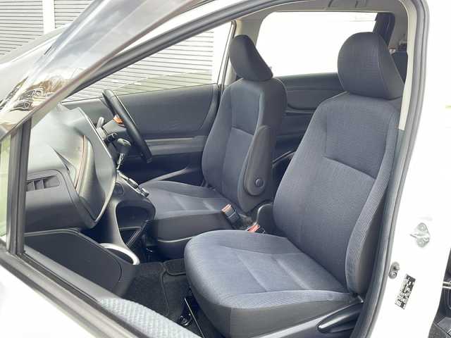 トヨタ シエンタ G 道東・釧路十勝 2016(平28)年 6.8万km ホワイトパールクリスタルシャイン ・寒冷地仕様/・4WD/・純正SDメモリナビ/（フルセグ・BT・CD・DVD・FM・AM）/・バックカメラ/・両側パワースライドドア/・スマートキー/・プッシュスタート/・前方ドライブレコーダー/・横滑り防止装置/・フロントワイパーデアイサー/・前方ドライブレコーダー/・ステアリングスイッチ/・ETC/・純正フロアマット/・ドアバイザー