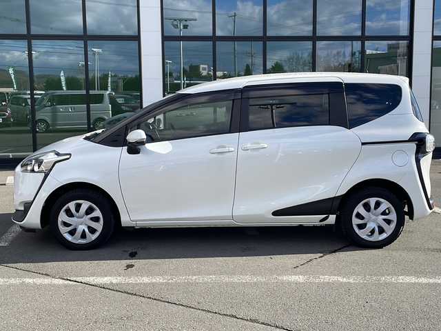 トヨタ シエンタ G 道東・釧路十勝 2016(平28)年 6.8万km ホワイトパールクリスタルシャイン ・寒冷地仕様/・4WD/・純正SDメモリナビ/（フルセグ・BT・CD・DVD・FM・AM）/・バックカメラ/・両側パワースライドドア/・スマートキー/・プッシュスタート/・前方ドライブレコーダー/・横滑り防止装置/・フロントワイパーデアイサー/・前方ドライブレコーダー/・ステアリングスイッチ/・ETC/・純正フロアマット/・ドアバイザー