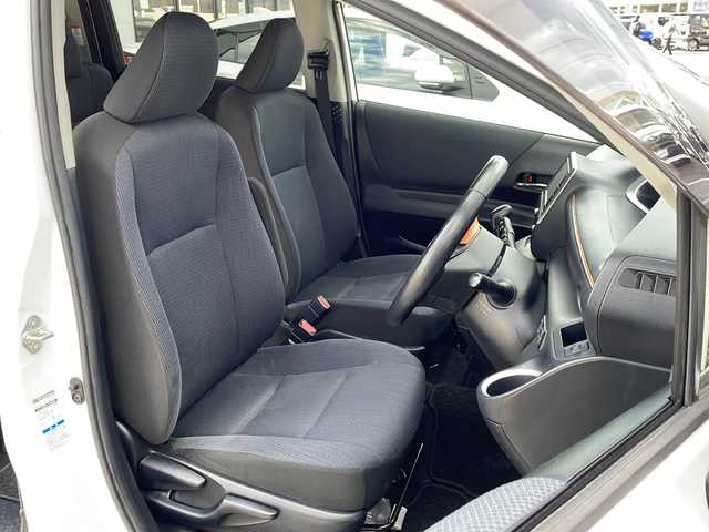 トヨタ シエンタ G 道東・釧路十勝 2016(平28)年 6.8万km ホワイトパールクリスタルシャイン ・寒冷地仕様/・4WD/・純正SDメモリナビ/（フルセグ・BT・CD・DVD・FM・AM）/・バックカメラ/・両側パワースライドドア/・スマートキー/・プッシュスタート/・前方ドライブレコーダー/・横滑り防止装置/・フロントワイパーデアイサー/・前方ドライブレコーダー/・ステアリングスイッチ/・ETC/・純正フロアマット/・ドアバイザー