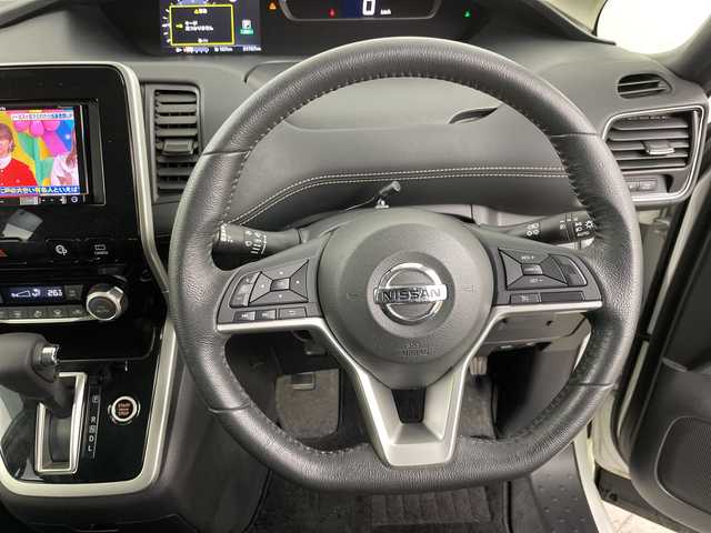 日産 セレナ ハイウェイスターVセレクションⅡ 道央・札幌 2019(令1)年 3.2万km ブリリアントホワイトパール ・４ＷＤ　/エマージェンシーブレーキ　/・社外9インチ　ナビ/・BT/DVD/CD/SD/フルセグTV）　/・アラウンドビューモニター　/・インテリジェントパーキングアシスト　/・両側パワースライドドア　/・クルーズコントロール　/・ＬＥＤオートライト　/・フォグランプ　/・スマートキー/・ETC/・純正AW付スタッドレスタイヤ積込