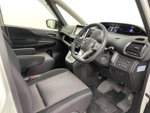 日産 セレナ ハイウェイスターVセレクションⅡ 道央・札幌 2019(令1)年 3.2万km ブリリアントホワイトパール ・４ＷＤ　/エマージェンシーブレーキ　/・社外9インチ　ナビ/・BT/DVD/CD/SD/フルセグTV）　/・アラウンドビューモニター　/・インテリジェントパーキングアシスト　/・両側パワースライドドア　/・クルーズコントロール　/・ＬＥＤオートライト　/・フォグランプ　/・スマートキー/・ETC/・純正AW付スタッドレスタイヤ積込