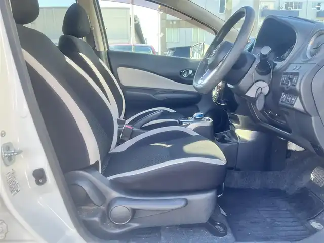 日産 ノート e－パワー X 島根県 2017(平29)年 4.5万km ブリリアントホワイトパール エアロ　/純正メモリナビ　/(フルセグTV/ＤＶＤ再生/Ｂｌｕｅｔｏｏｔｈ接続)/ＥＴＣ　/レーンアシスト　/インテリジェント　エマージェンシーブレーキ　/スマートキー/プッシュスタート　/純正ＬＥＤヘッドライト　/純正フロアマット