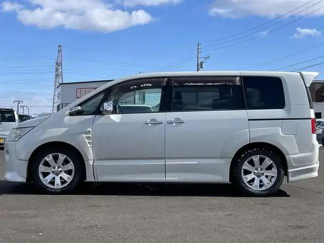 三菱 デリカＤ：５ ROADEST G Navi P 道央・札幌 2008(平20)年 8.7万km ウォームホワイトパール ４WD/純正ディーラーOPナビ/AM/FM/CD/DVD/横滑り防止装置/クルーズコントロール/バック/サイド/フロントカメラ/ETC/ドライブレコーダー/片側パワースライドドア/ステアリングリモコン/パドルシフト/レーダー探知機/キーレスエントリー/スマートキー/HIDヘッドライト/オートライト/フォグランプ/電動格納ミラー/ウィンカーミラー/フロアマット/ドアバイザー/社外エンジンスターター