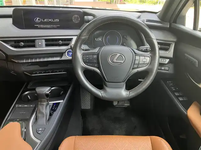 レクサス ＵＸ 250h バージョンL 埼玉県 2020(令2)年 7.5万km テレーンカーキマイカM ワンオーナー/4WD/サンルーフ/茶革シート/　・パワーシート（運転席メモリー機能付き）/　・シートヒーター/　・シートエアコン/レクサスセーフティーシステム＋/　・PCS（プリクラッシュセーフティ）/　・LTA（レーントレーシングアシスト）/　・AHS（アダプティブハイビームアシスト）/　・AHB（オートマチックハイビーム）/　・RSA（ロードサインアシスト）/　・レーダークルーズコントロール/　・先行車発進告知機能/純正メーカーナビ/　・フルセグTV/　・CD/DVD再生/　・Bluetooth接続/　・AUX/USB端子/　・SDサウンドライブラリー/　・連動ビルトインETC2.0/パノラミックビューモニター/前後ドライブレコーダー/ブラインドスポットモニター/クリアランスソナー/パワーバックドア/ステアリングヒーター/3眼LEDヘッドライト/LEDフォグ/純正18インチAW/ナノイー内蔵オートエアコン/スマートキー×2/カードキー×1/プッシュスタートボタン/革巻きステアリング/ドアバイザー/保証書/取扱説明書/ナビ取扱説明書/レクサス整備記録簿（R3.R4.R5.R6）
