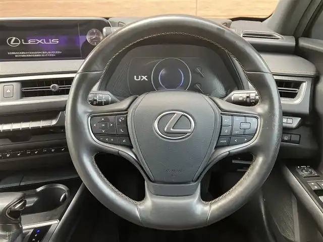 レクサス ＵＸ 250h バージョンL 埼玉県 2020(令2)年 7.5万km テレーンカーキマイカM ワンオーナー/4WD/サンルーフ/茶革シート/　・パワーシート（運転席メモリー機能付き）/　・シートヒーター/　・シートエアコン/レクサスセーフティーシステム＋/　・PCS（プリクラッシュセーフティ）/　・LTA（レーントレーシングアシスト）/　・AHS（アダプティブハイビームアシスト）/　・AHB（オートマチックハイビーム）/　・RSA（ロードサインアシスト）/　・レーダークルーズコントロール/　・先行車発進告知機能/純正メーカーナビ/　・フルセグTV/　・CD/DVD再生/　・Bluetooth接続/　・AUX/USB端子/　・SDサウンドライブラリー/　・連動ビルトインETC2.0/パノラミックビューモニター/前後ドライブレコーダー/ブラインドスポットモニター/クリアランスソナー/パワーバックドア/ステアリングヒーター/3眼LEDヘッドライト/LEDフォグ/純正18インチAW/ナノイー内蔵オートエアコン/スマートキー×2/カードキー×1/プッシュスタートボタン/革巻きステアリング/ドアバイザー/保証書/取扱説明書/ナビ取扱説明書/レクサス整備記録簿（R3.R4.R5.R6）