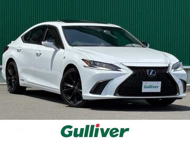 レクサス ＥＳ 300h Fスポーツ 宮城県 2022(令4)年 1万km ホワイトノーヴァガラスフレーク ワンオーナー/登録時9824km/パノラミックビューモニターセット/・パノラミックビューモニター/・パーキングサポートブレーキ（後方歩行者）/カラーヘッドアップディスプレイ/＝＝＝/ムーンルーフ/セーフティシステムプラス/・プリクラッシュセーフティ/・レーントレーシングアシスト/・アダプティブハイビームシステム/・レーダークルーズコントロール/・ロードサインアシスト/・先行車発進告知機能/・ドライバー異常時対応システム/ブラインドスポットモニター/パーキングサポートブレーキ（静止物/後方接近車両）/純正12.3インチディスプレイナビ/・CD/DVD/・Bluetooth/・フルセグTV/ビルトインETC2.0/ドライブレコーダー/パワートランクリッド/L_tex（合皮）スポーツシート/ステアリングヒーター/シートヒーター/ベンチレーション/パワーシート（運転席メモリー機能付）/電動サンシェード（リア）/3眼LEDヘッドライト/電動パーキングブレーキ/ブレーキホールド/スマートキー＆プッシュスタート/純正19インチAW/フロアマット/ドアバイザー