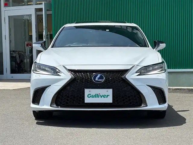 レクサス ＥＳ 300h Fスポーツ 宮城県 2022(令4)年 1万km ホワイトノーヴァガラスフレーク ワンオーナー/登録時9824km/パノラミックビューモニターセット/・パノラミックビューモニター/・パーキングサポートブレーキ（後方歩行者）/カラーヘッドアップディスプレイ/＝＝＝/ムーンルーフ/セーフティシステムプラス/・プリクラッシュセーフティ/・レーントレーシングアシスト/・アダプティブハイビームシステム/・レーダークルーズコントロール/・ロードサインアシスト/・先行車発進告知機能/・ドライバー異常時対応システム/ブラインドスポットモニター/パーキングサポートブレーキ（静止物/後方接近車両）/純正12.3インチディスプレイナビ/・CD/DVD/・Bluetooth/・フルセグTV/ビルトインETC2.0/ドライブレコーダー/パワートランクリッド/L_tex（合皮）スポーツシート/ステアリングヒーター/シートヒーター/ベンチレーション/パワーシート（運転席メモリー機能付）/電動サンシェード（リア）/3眼LEDヘッドライト/電動パーキングブレーキ/ブレーキホールド/スマートキー＆プッシュスタート/純正19インチAW/フロアマット/ドアバイザー