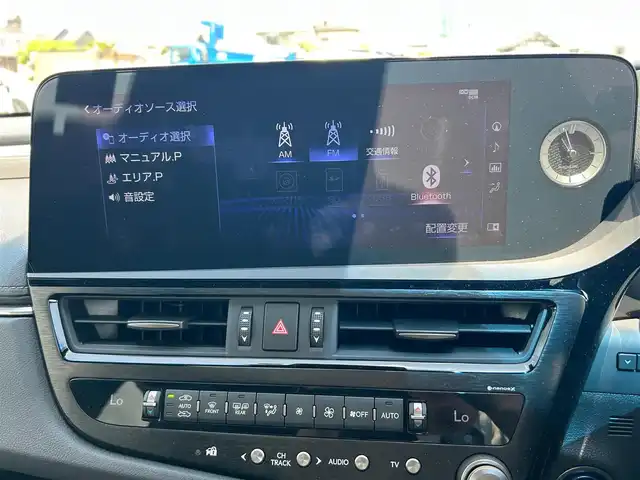 レクサス ＥＳ 300h Fスポーツ 宮城県 2022(令4)年 1万km ホワイトノーヴァガラスフレーク ワンオーナー/登録時9824km/パノラミックビューモニターセット/・パノラミックビューモニター/・パーキングサポートブレーキ（後方歩行者）/カラーヘッドアップディスプレイ/＝＝＝/ムーンルーフ/セーフティシステムプラス/・プリクラッシュセーフティ/・レーントレーシングアシスト/・アダプティブハイビームシステム/・レーダークルーズコントロール/・ロードサインアシスト/・先行車発進告知機能/・ドライバー異常時対応システム/ブラインドスポットモニター/パーキングサポートブレーキ（静止物/後方接近車両）/純正12.3インチディスプレイナビ/・CD/DVD/・Bluetooth/・フルセグTV/ビルトインETC2.0/ドライブレコーダー/パワートランクリッド/L_tex（合皮）スポーツシート/ステアリングヒーター/シートヒーター/ベンチレーション/パワーシート（運転席メモリー機能付）/電動サンシェード（リア）/3眼LEDヘッドライト/電動パーキングブレーキ/ブレーキホールド/スマートキー＆プッシュスタート/純正19インチAW/フロアマット/ドアバイザー