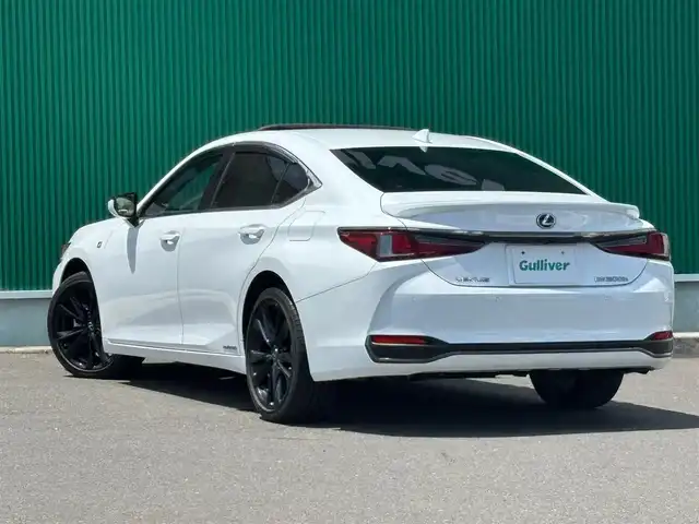 レクサス ＥＳ 300h Fスポーツ 宮城県 2022(令4)年 1万km ホワイトノーヴァガラスフレーク ワンオーナー/登録時9824km/パノラミックビューモニターセット/・パノラミックビューモニター/・パーキングサポートブレーキ（後方歩行者）/カラーヘッドアップディスプレイ/＝＝＝/ムーンルーフ/セーフティシステムプラス/・プリクラッシュセーフティ/・レーントレーシングアシスト/・アダプティブハイビームシステム/・レーダークルーズコントロール/・ロードサインアシスト/・先行車発進告知機能/・ドライバー異常時対応システム/ブラインドスポットモニター/パーキングサポートブレーキ（静止物/後方接近車両）/純正12.3インチディスプレイナビ/・CD/DVD/・Bluetooth/・フルセグTV/ビルトインETC2.0/ドライブレコーダー/パワートランクリッド/L_tex（合皮）スポーツシート/ステアリングヒーター/シートヒーター/ベンチレーション/パワーシート（運転席メモリー機能付）/電動サンシェード（リア）/3眼LEDヘッドライト/電動パーキングブレーキ/ブレーキホールド/スマートキー＆プッシュスタート/純正19インチAW/フロアマット/ドアバイザー