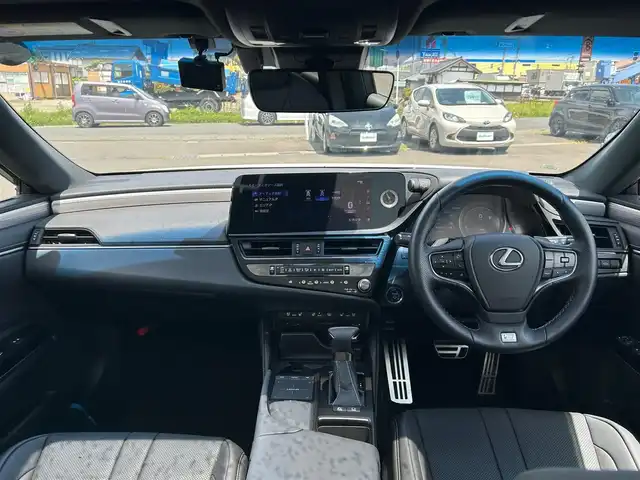 レクサス ＥＳ 300h Fスポーツ 宮城県 2022(令4)年 1万km ホワイトノーヴァガラスフレーク ワンオーナー/登録時9824km/パノラミックビューモニターセット/・パノラミックビューモニター/・パーキングサポートブレーキ（後方歩行者）/カラーヘッドアップディスプレイ/＝＝＝/ムーンルーフ/セーフティシステムプラス/・プリクラッシュセーフティ/・レーントレーシングアシスト/・アダプティブハイビームシステム/・レーダークルーズコントロール/・ロードサインアシスト/・先行車発進告知機能/・ドライバー異常時対応システム/ブラインドスポットモニター/パーキングサポートブレーキ（静止物/後方接近車両）/純正12.3インチディスプレイナビ/・CD/DVD/・Bluetooth/・フルセグTV/ビルトインETC2.0/ドライブレコーダー/パワートランクリッド/L_tex（合皮）スポーツシート/ステアリングヒーター/シートヒーター/ベンチレーション/パワーシート（運転席メモリー機能付）/電動サンシェード（リア）/3眼LEDヘッドライト/電動パーキングブレーキ/ブレーキホールド/スマートキー＆プッシュスタート/純正19インチAW/フロアマット/ドアバイザー