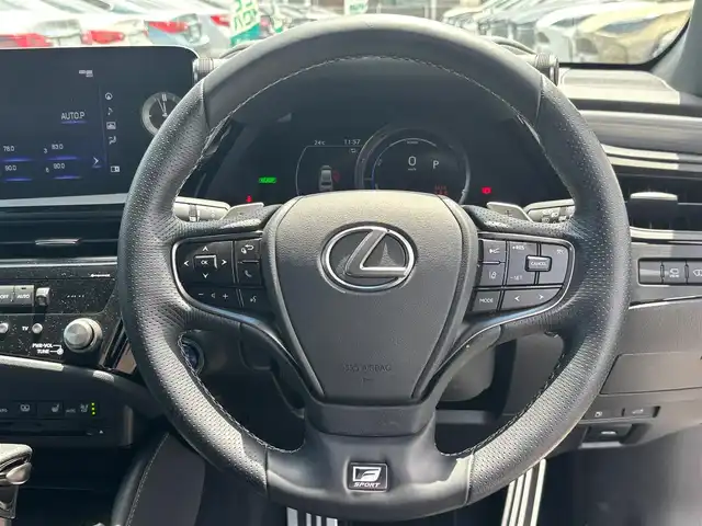 レクサス ＥＳ 300h Fスポーツ 宮城県 2022(令4)年 1万km ホワイトノーヴァガラスフレーク ワンオーナー/登録時9824km/パノラミックビューモニターセット/・パノラミックビューモニター/・パーキングサポートブレーキ（後方歩行者）/カラーヘッドアップディスプレイ/＝＝＝/ムーンルーフ/セーフティシステムプラス/・プリクラッシュセーフティ/・レーントレーシングアシスト/・アダプティブハイビームシステム/・レーダークルーズコントロール/・ロードサインアシスト/・先行車発進告知機能/・ドライバー異常時対応システム/ブラインドスポットモニター/パーキングサポートブレーキ（静止物/後方接近車両）/純正12.3インチディスプレイナビ/・CD/DVD/・Bluetooth/・フルセグTV/ビルトインETC2.0/ドライブレコーダー/パワートランクリッド/L_tex（合皮）スポーツシート/ステアリングヒーター/シートヒーター/ベンチレーション/パワーシート（運転席メモリー機能付）/電動サンシェード（リア）/3眼LEDヘッドライト/電動パーキングブレーキ/ブレーキホールド/スマートキー＆プッシュスタート/純正19インチAW/フロアマット/ドアバイザー